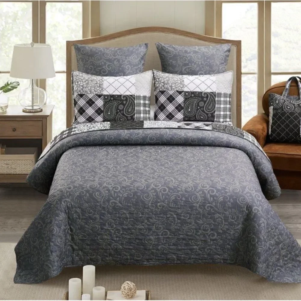 Black and White Reversible Patchwork Queen Quilt Set w/Matching Tote Bag